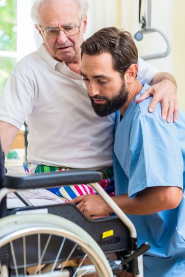 Enfermero ayudando adulto mayor